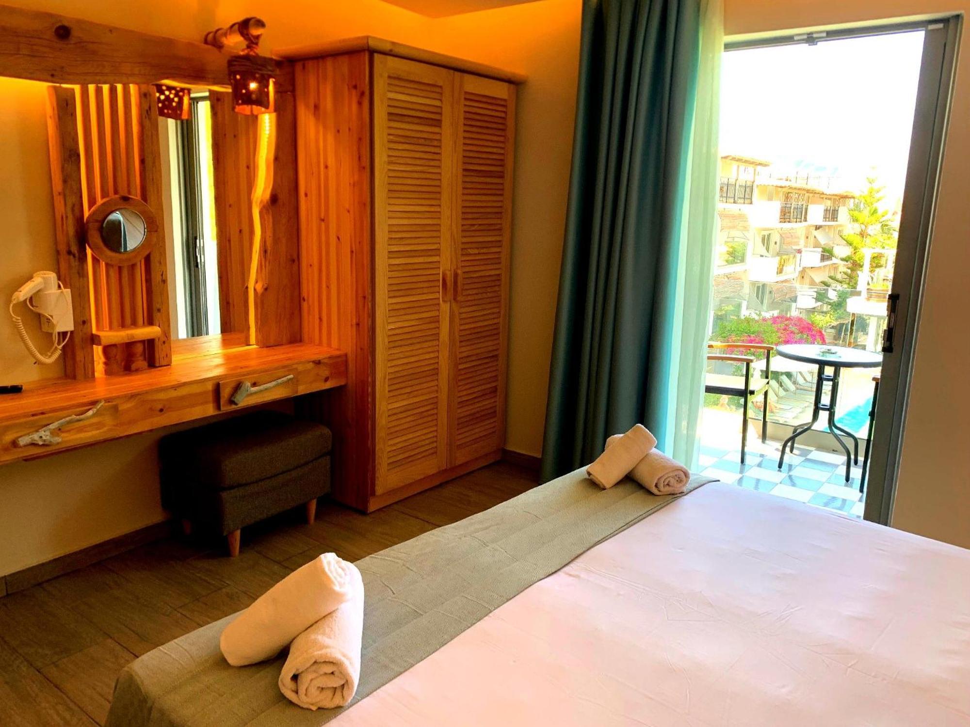 Iniohos Zante & 3* Argassi
